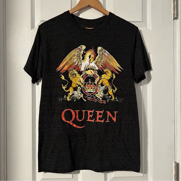 Que Tops - QUEEN Band Tee NWOT